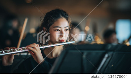 プロを目指し真剣にフルート練習を行う音楽家志望の仕事風景 134270004