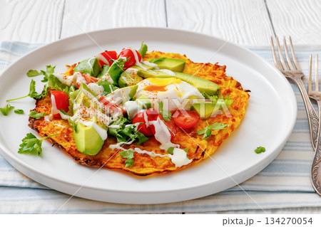 potato rosti topped with poached egg, avocado 134270054