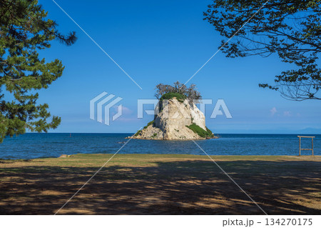 能登半島地震発生後の見附島の姿 134270175