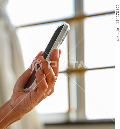 手のひらで操作するスマートフォン 手のひらで操作するスマートフォン 134270190