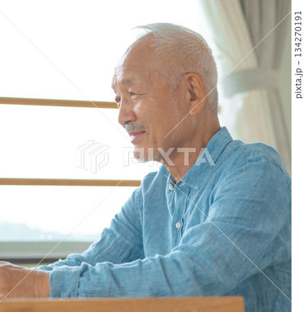 窓際で明るい表情の日本人シニア男性 134270191