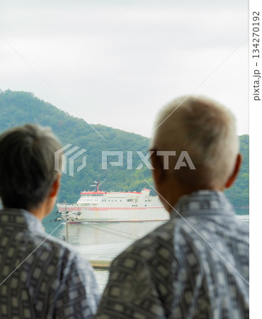老夫婦が窓から隠岐の島フェリーを眺める 老夫婦が窓から隠岐の島フェリーを眺める 134270192