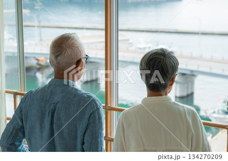 窓から海を眺める老夫婦 窓から海を眺める老夫婦 134270209
