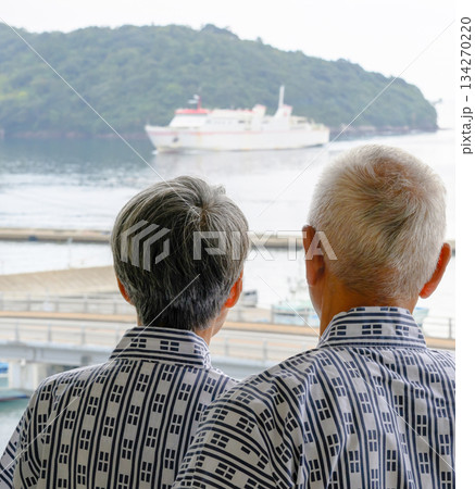 老夫婦、海を眺める和装の二人 134270220