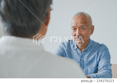 高齢男性、相手と対話中 134270223
