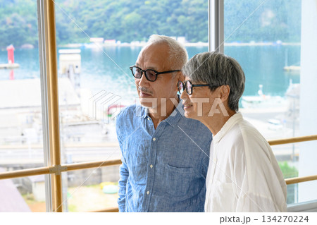 窓辺で海を眺める老夫婦 134270224