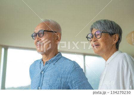 窓辺で語らう老夫婦の横顔 134270230