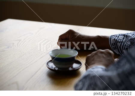 お茶を飲むシニアの二人称視点 お茶を飲むシニアの二人称視点 134270232