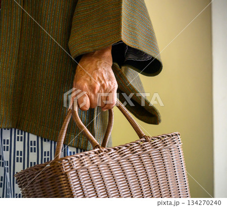 温泉宿へ向かうシニア女性の手元 温泉宿へ向かうシニア女性の手元 134270240