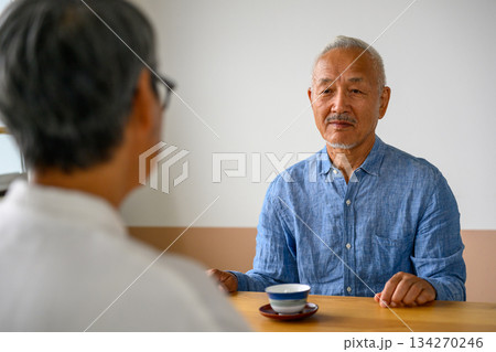 老夫婦、和室でお茶を飲む 老夫婦、和室でお茶を飲む 134270246