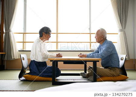 老夫婦、和室で窓の外を眺める 134270275