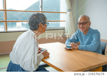 窓辺で会話する老夫婦 134270278