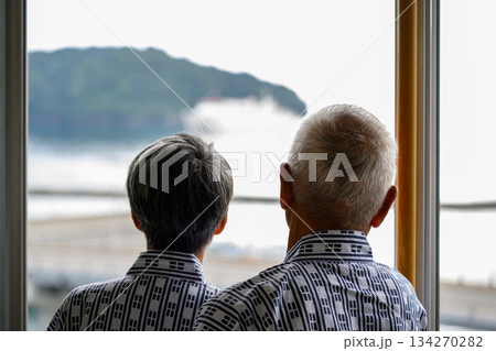 窓から景色を眺める浴衣の老夫婦 窓から景色を眺める浴衣の老夫婦 134270282