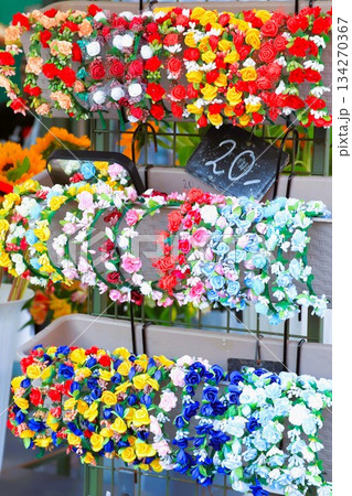 クラクフ中央広場にあるマーケットの露店で売られている花飾りのついた色とりどりのカチューシャ 134270367