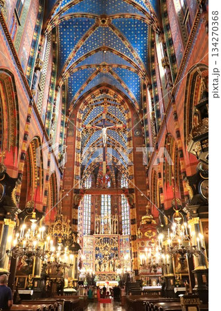 ポーランドの古都クラクフの中央広場にあるマリア聖堂内部の祭壇 ポーランドの古都クラクフの中央広場にあるマリア聖堂内部の祭壇 134270368