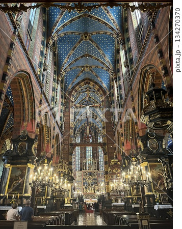 クラクフの中央広場にあるマリア聖堂内部の祭壇 134270370