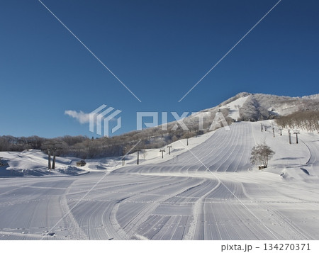 冬の斑尾高原スキー場　レストランハイジ前から斑尾山を臨む 134270371