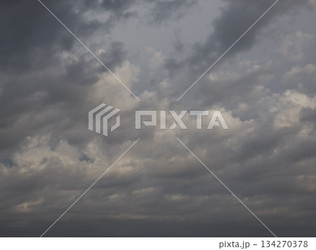 一面に広がるどんよりとした曇り空 灰色の雲のテクスチャとグラデーション 背景素材 一面に広がるどんよりとした曇り空 灰色の雲のテクスチャとグラデーション 背景素材 134270378