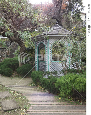 晩秋の公園に佇むレトロな雰囲気の洋風あずまやとレンガ敷きの散歩道 晩秋の公園に佇むレトロな雰囲気の洋風あずまやとレンガ敷きの散歩道 134270386