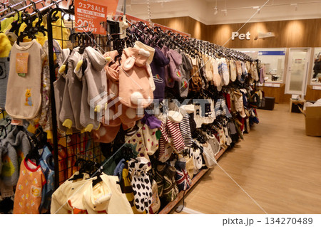 ペットショップの品数豊富なお洋服 ペットショップの品数豊富なお洋服 134270489
