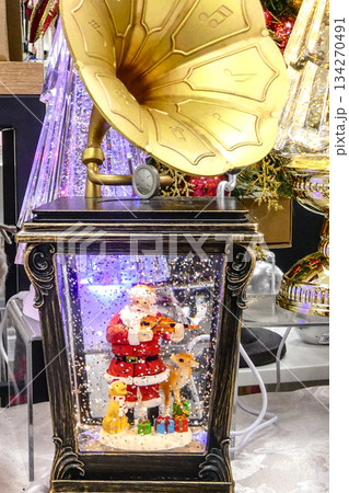 クリスマスプレゼント用のサンタクロースの歌うクリスマスソングの入っているオルゴール クリスマスプレゼント用のサンタクロースの歌うクリスマスソングの入っているオルゴール 134270491