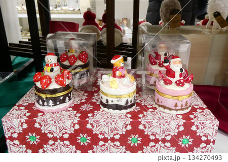 クリスマスプレゼント用ケーキのようなサンタさんオルゴール クリスマスプレゼント用ケーキのようなサンタさんオルゴール 134270493