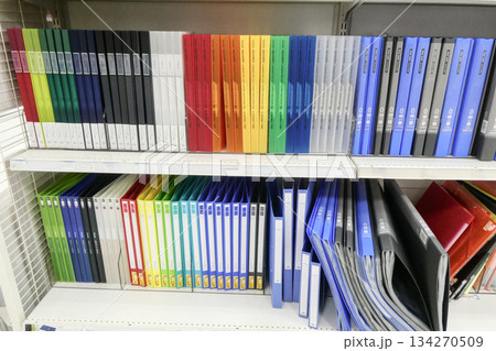 選ぶのが楽しいカラフルなファイルの棚　オフィスの必需品 134270509