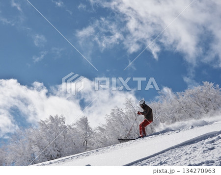 冬の斑尾高原スキー場　未圧雪の上部ジャイアントコースを滑るスキーヤー 134270963