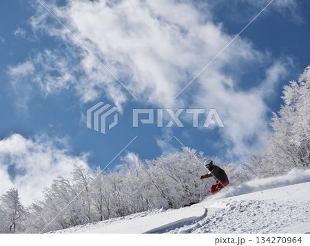 冬の斑尾高原スキー場　未圧雪の上部ジャイアントコースを滑るスキーヤー 134270964