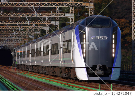 紅葉の中央線特急あずさ／かいじ号：E353系電車 134271047