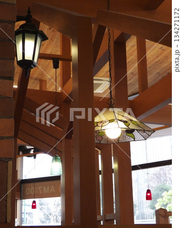 ステンドグラスの照明と木の梁があるレトロモダンなカフェのインテリア素材 ステンドグラスの照明と木の梁があるレトロモダンなカフェのインテリア素材 134271172