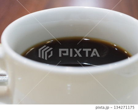 白いカップに注がれた淹れたてのブラックコーヒー　カフェのブレイクタイムのイメージ 134271175