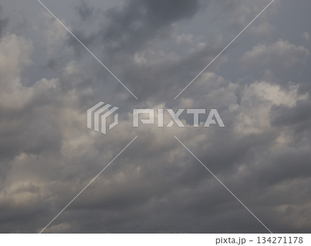 空一面を覆う灰色の雲と曇り空のテクスチャ 天候の崩れや梅雨の背景素材 空一面を覆う灰色の雲と曇り空のテクスチャ 天候の崩れや梅雨の背景素材 134271178
