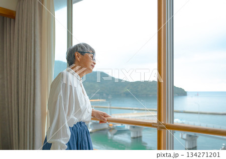 窓から海を眺める高齢女性 窓から海を眺める高齢女性 134271201