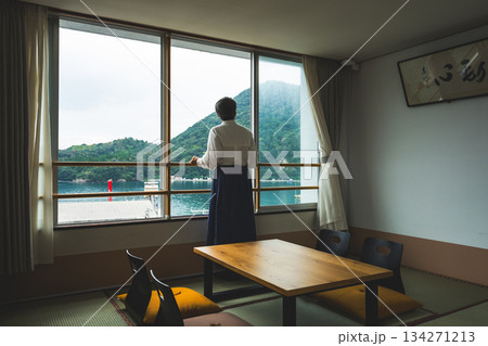 和室で海を眺める女性 134271213