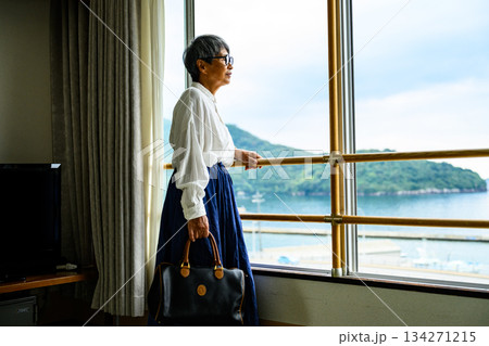 窓から海を眺める年配女性 窓から海を眺める年配女性 134271215