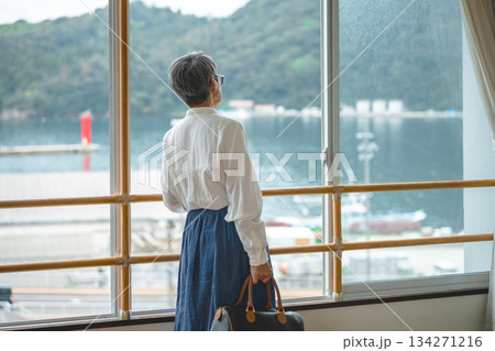 窓から海を眺める高齢女性 窓から海を眺める高齢女性 134271216