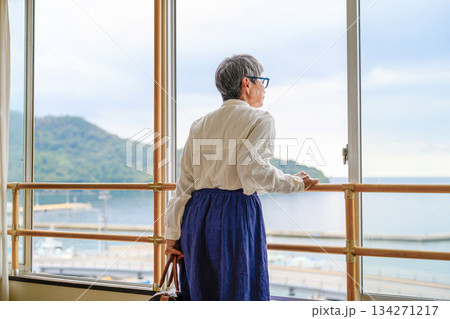 窓から海を眺める女性 窓から海を眺める女性 134271217