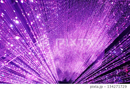 没入型デジタルアート 紫色のイルミネーションが輝くテクノロジーの背景 没入型デジタルアート 紫色のイルミネーションが輝くテクノロジーの背景 134271729