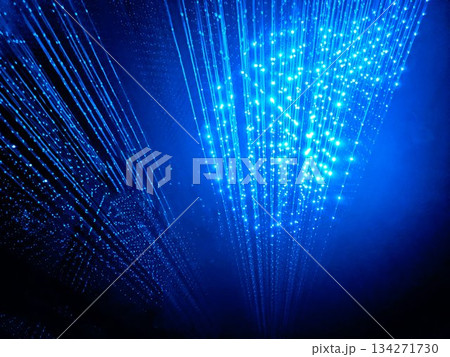 没入型デジタルアートが作り出すサイバーでクールな青色イルミネーション背景 134271730