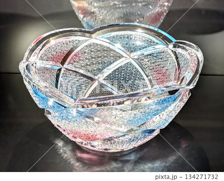 光を反射して輝く伝統工芸品の江戸切子ガラスボウルのクローズアップ 134271732