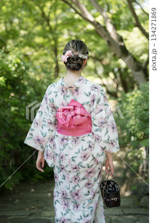 夏の着物ファッション緑の庭での髪型と帯の特写。京都市、京都府、日本 134271869