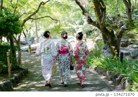 新緑の庭園で石段を下りる浴衣姿の三人女性。京都市、京都府、日本 134271870