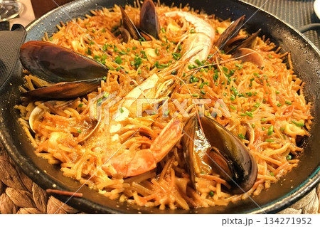 スペインのカタルーニャ地方で人気のパスタを使ったフィデウア(パスタのパエリア)という名の郷土料理 スペインのカタルーニャ地方で人気のパスタを使ったフィデウア(パスタのパエリア)という名の郷土料理 134271952