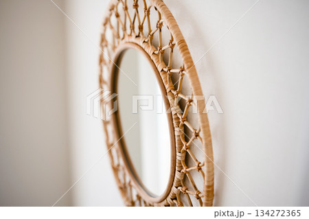 ラタンフレームの丸い壁掛けミラーのディテールショット 134272365