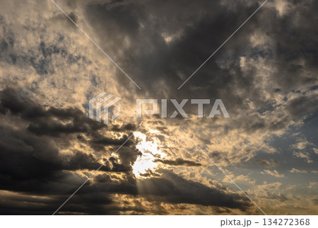 光と暗雲 134272368