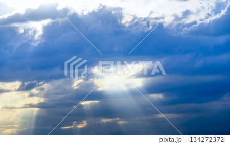 光芒 雲間 光芒 雲間 134272372