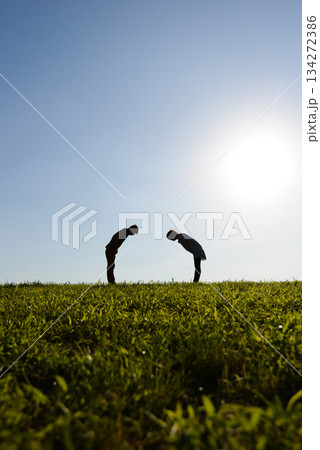 草原 敬意 挨拶 134272386