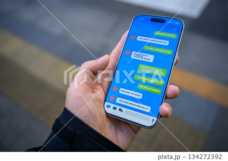スマホでメッセージアプリ操作 134272392