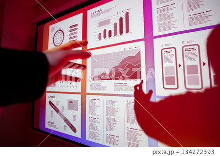 男性がデータ画面を操作 男性がデータ画面を操作 134272393